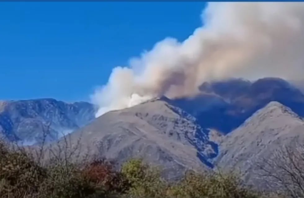 Bomberos combaten un incendio forestal en las Sierras de Córdoba. (IG / Incendioscordoba)