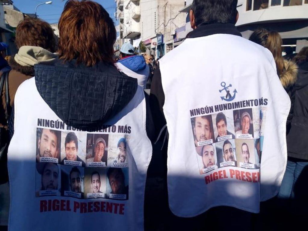 Los familiares de los tripulantes desaparecidos realizaron manifestaciones en Mar del Plata (web).