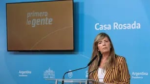 "El macrismo dejó un país endeudado por 100 años", dijo Cerruti en Casa Rosada.