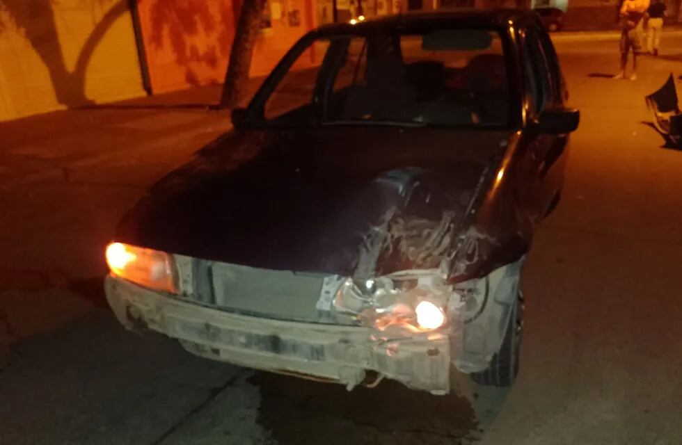 Un hombre alcoholizado chocó un auto estacionado