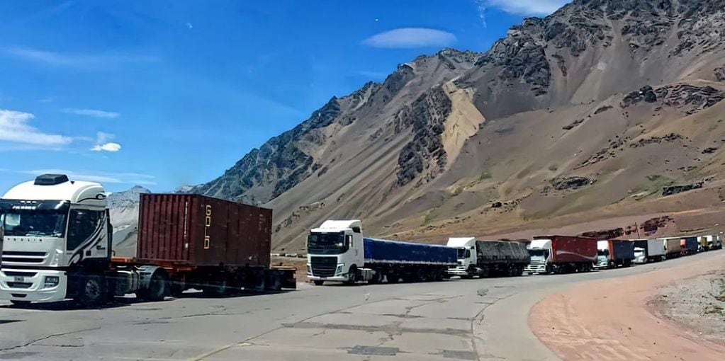 Camioneros camino a Chile.