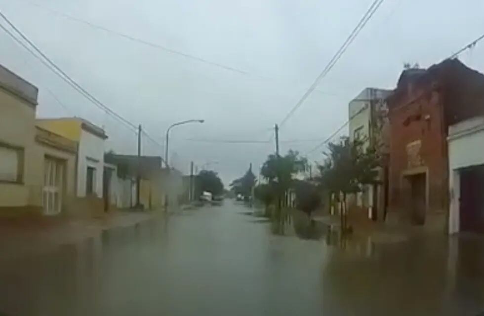 Calles anegadas por la tormenta en Azul