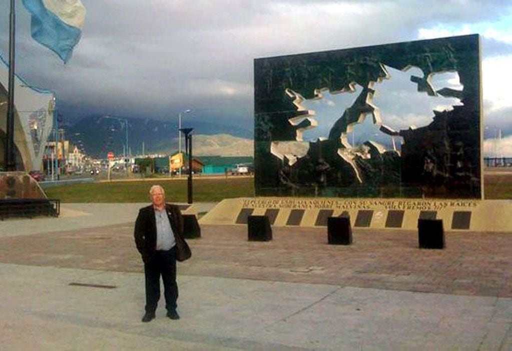 Alejandro Betts en Plaza Malvinas, Ushuaia
