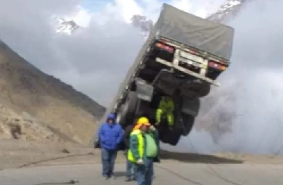 Así quedó el camión que desbarrancó en el sector denominado Caracoles camino hacia Chile.