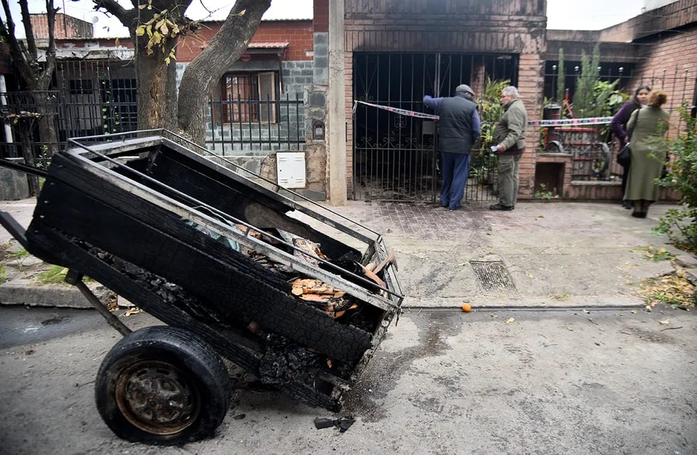 Una familia perdió todo al incendiarse la panadería que tenían en su casa de barrio Yofre Norte, ciudad de Córdoba.