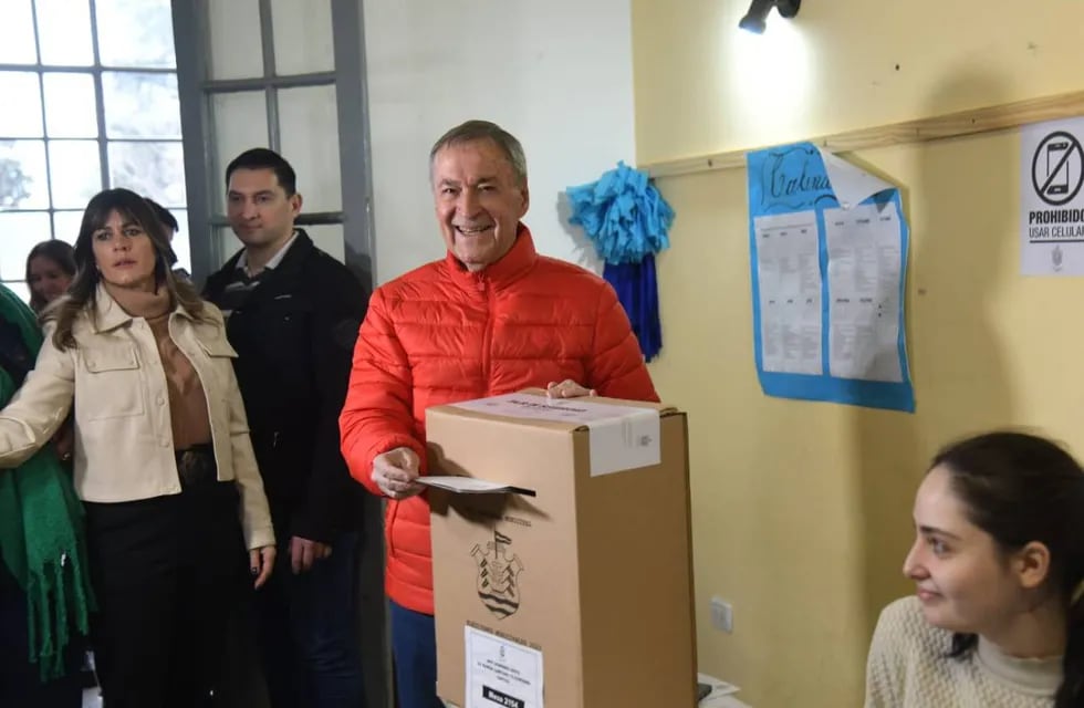 El gobernador de Córdoba, Juan Schiaretti, votó este domingo en la Capital. (Ramiro Pereyra/La Voz)