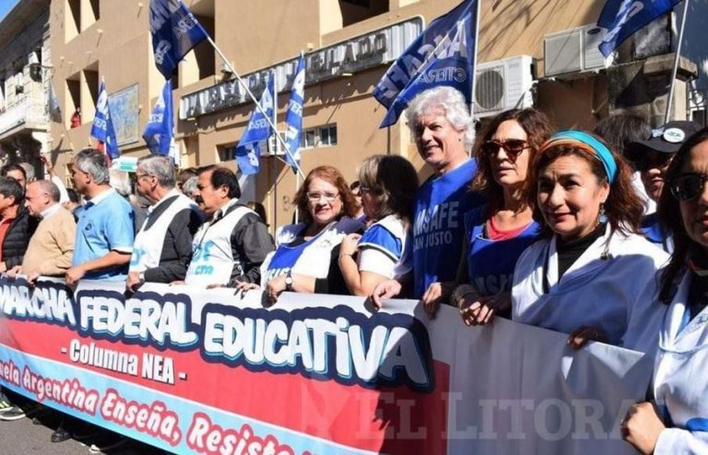 Los docentes correntinos marcharon frente al Ministerio de Educación. (Foto: El Litoral)