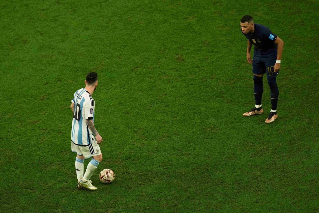 Lionel Messi y Kylian Mbappé, compañeros de equipo en el Paris Saint Germain, rivales en la final de la Copa del Mundo Qatar 2022. (AP)