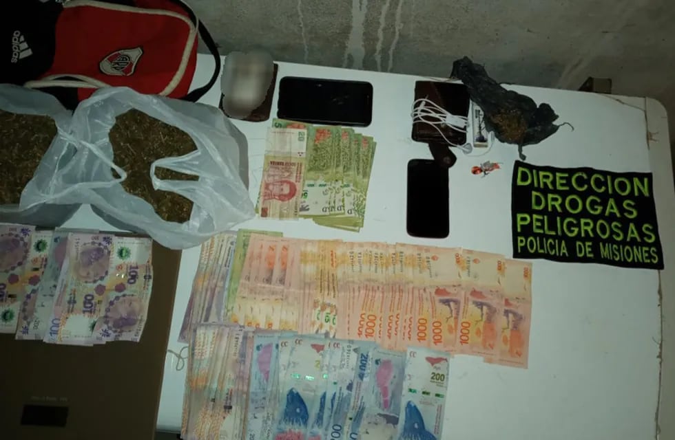 Se secuestraron 70 mil pesos, marihuana y cocaína fraccionada presuntamente para la venta, seis celulares y una balanza de precisión.