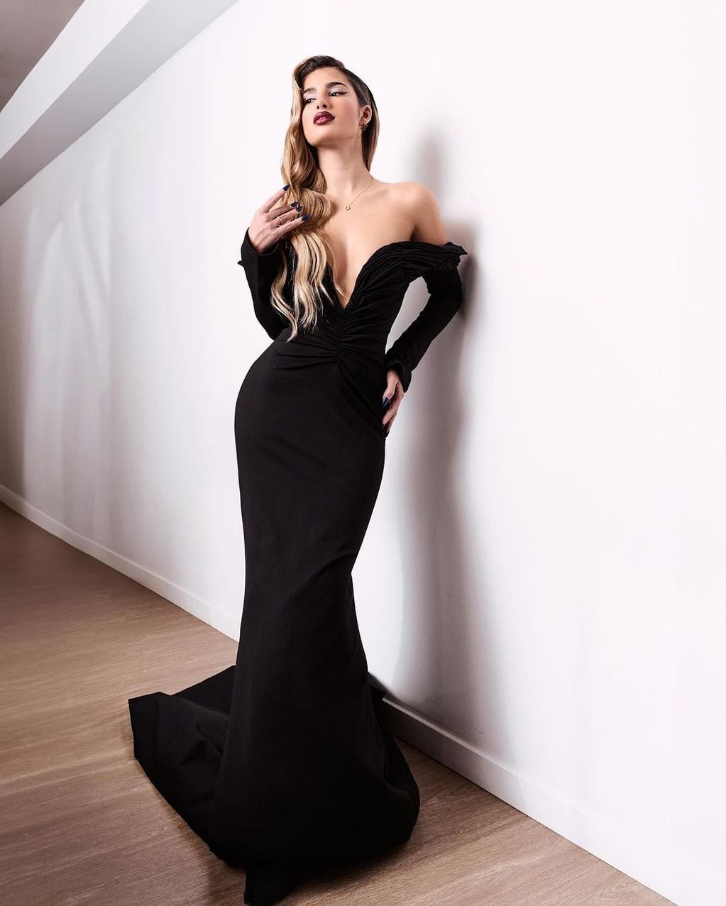 Julieta Poggio se vistió de gala y encendió Instagram con un vestido de noche infartante