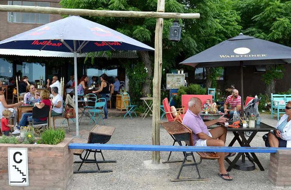 Restaurantes y bares solo podrán servir en mesas al aire libre