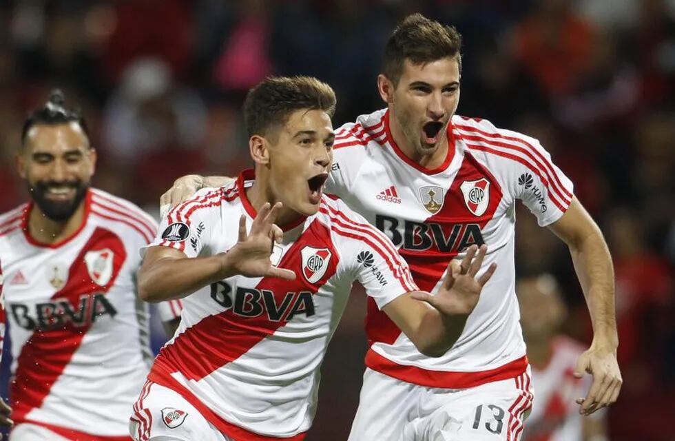 MED716. MEDELLÍN (COLOMBIA).- El jugador de River Plate Lucas Martínez (d) celebra después de anotar un gol hoy, miércoles 15 de marzo de 2017, durante un partido por la Copa Libertadores entre el Independiente Medellín colombiano y el River Plate argentino, en el estadio Atanasio Girardot de Medellín (Colombia). EFE/Luis Eduardo Noriega A. medellin colombia lucas martinez quarta futbol copa libertadores 2017 futbol futbolistas independiente medellin river plate