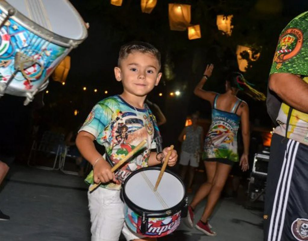 Noah, el hijo de Tania y Nicolás en los carnavales de Corrientes.
