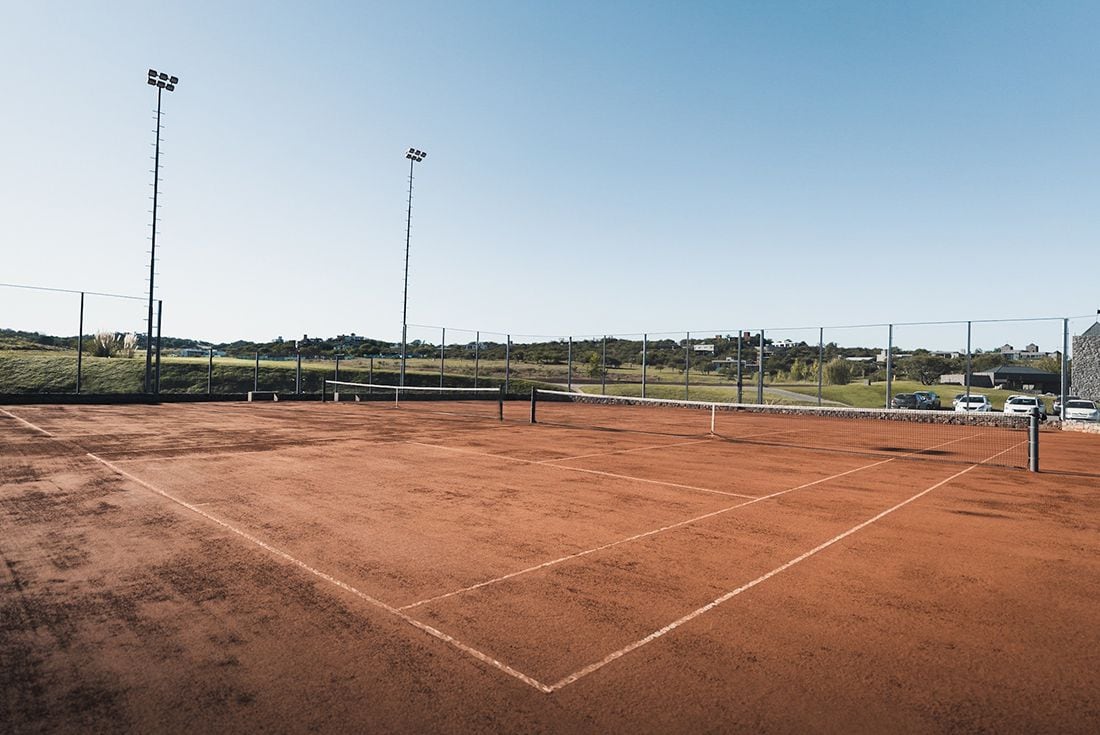 Canchas de tenis de polvo de ladrillo, otro de los amenities. (Foto: Denat)