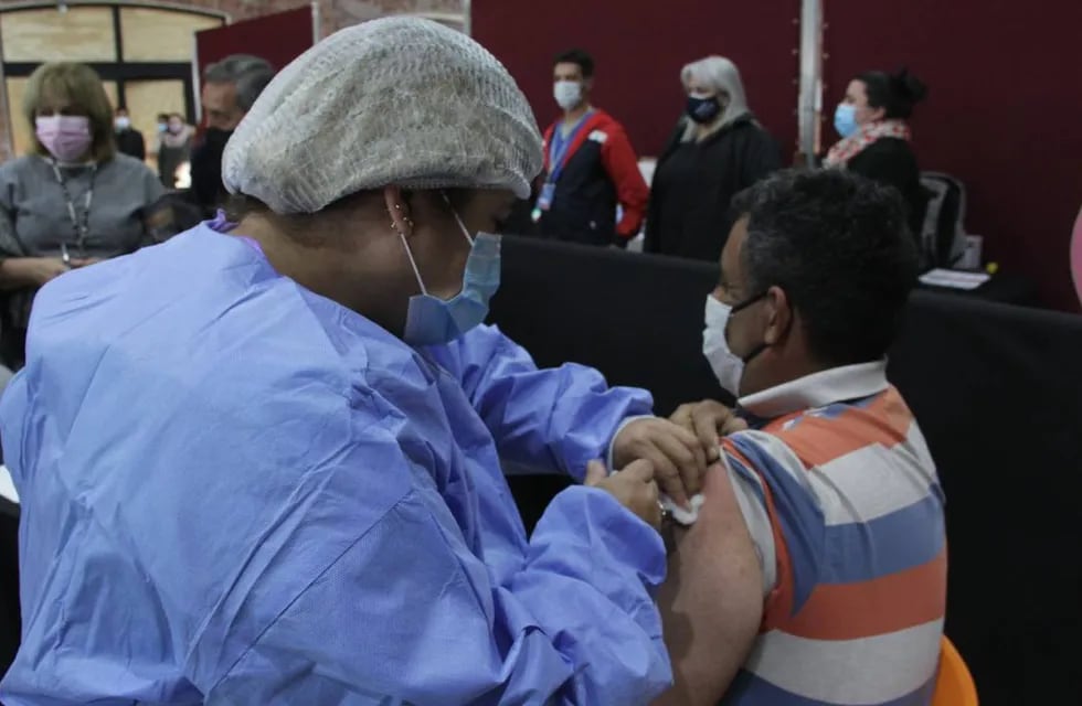 El Ministerio de Salud informó que 2.391.486 personas recibieron al menos la primera vacuna contra el COVID-19.