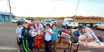 Oscar Herrera Ahuad entregó nuevos motores a la FeMAD quien con ellos creará una nueva categoría en el karting misionero