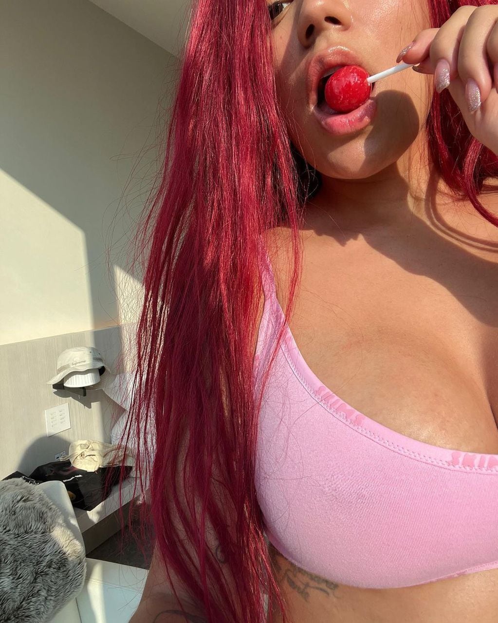 Karol G mostró un osado look con su cabello rojo al borde de la censura en Instagram