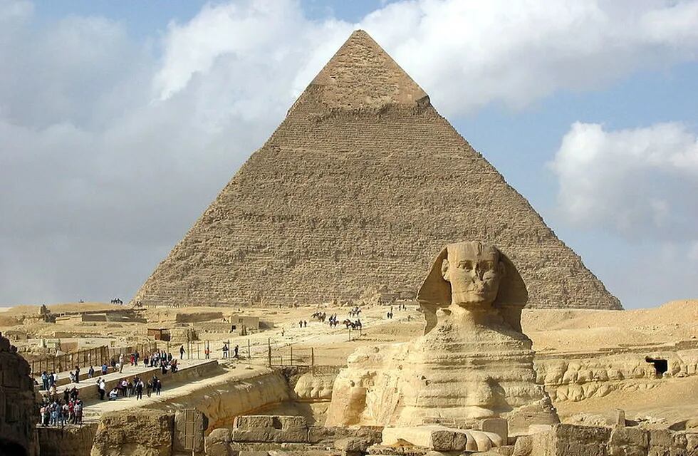 Pirámide de Kefrén y la Gran Esfinge de Guiza, cerca de El Cairo. Luxor, donde se descubrió la "ciudad dorada", está a 600 kilómetros. (Foto: Wikipedia)