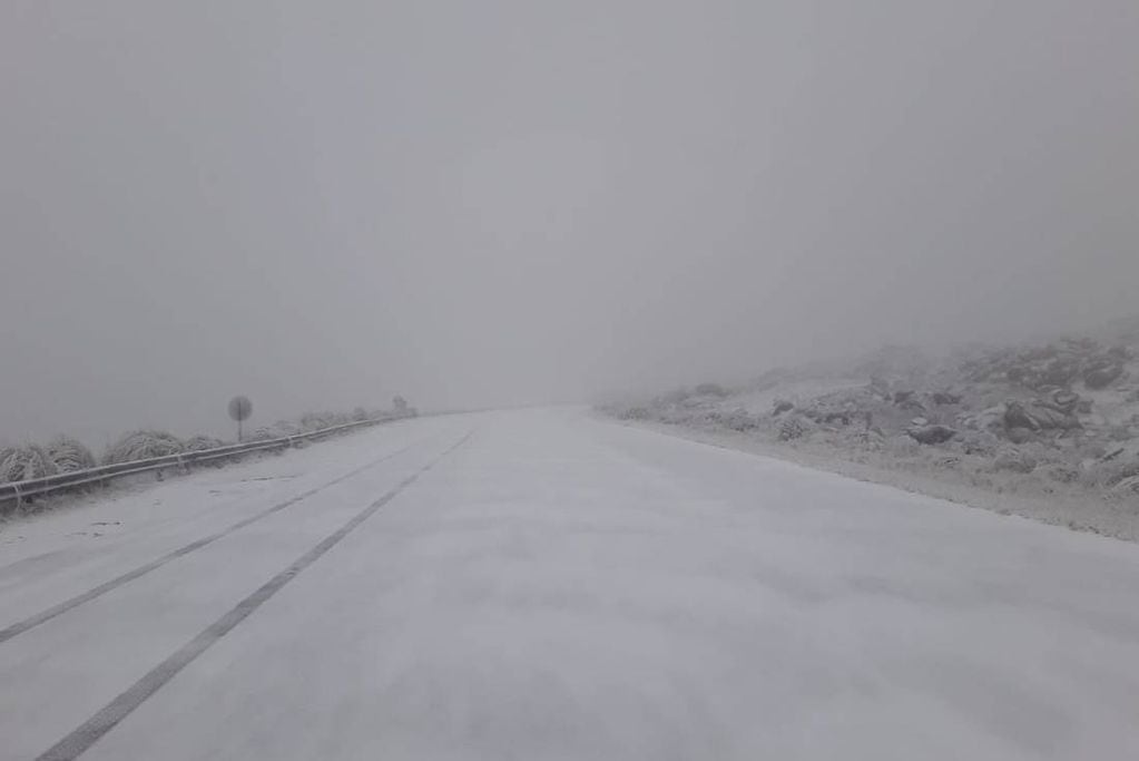 La interrupción en el tránsito rige desde las 5 de la mañana del sábado debido a la acumulación y cristalización de la nieve. (Policía de Córdoba)