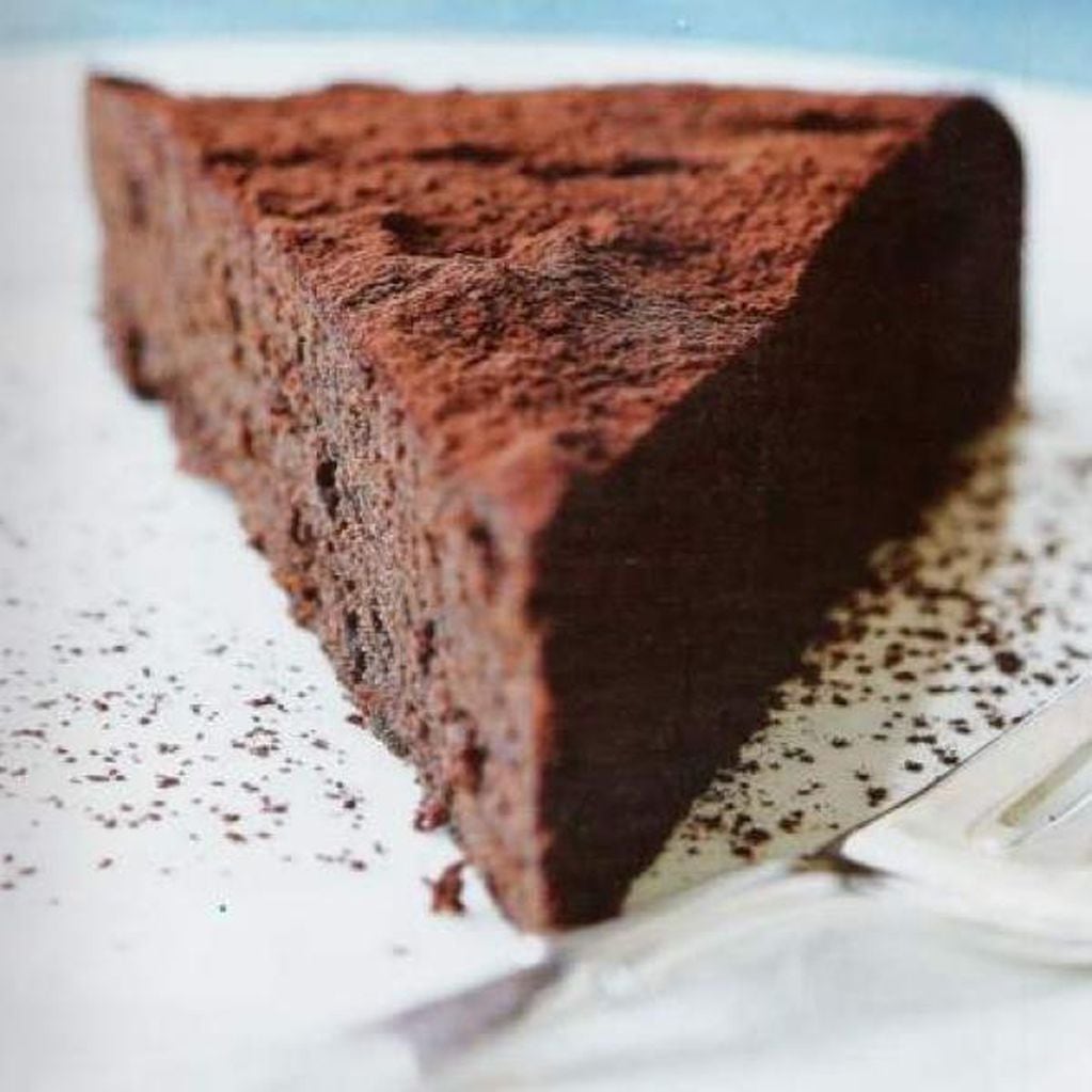 Compartir una torta de chocolate en la Semana de la Dulzura