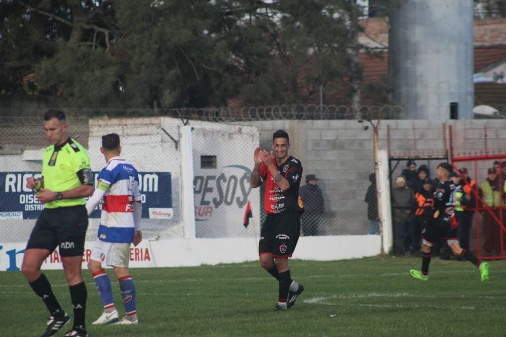 Sporting ya gana 3 a 0, Linares aplaude un nuevo gol de Sabatini