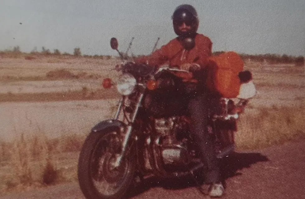 Nazareno Manuele, el mendocino que recorrió el mundo en motocicleta, en una Z1000 Modelo 1977.