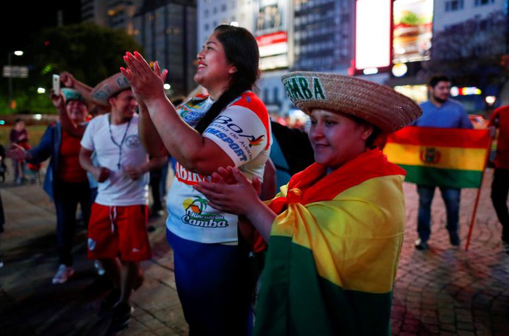 Bolivian residents in Argentina demonstrate against Bolivian President Evo Morales, in Buenos Aires, Argentina November 10, 2019. REUTERS/Agustin Marcarian