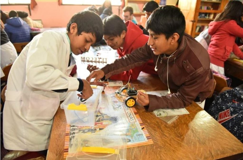Niños de una escuela de Humahuaca trabajan en el taller de robótica del programa "Nuestro Lugar".