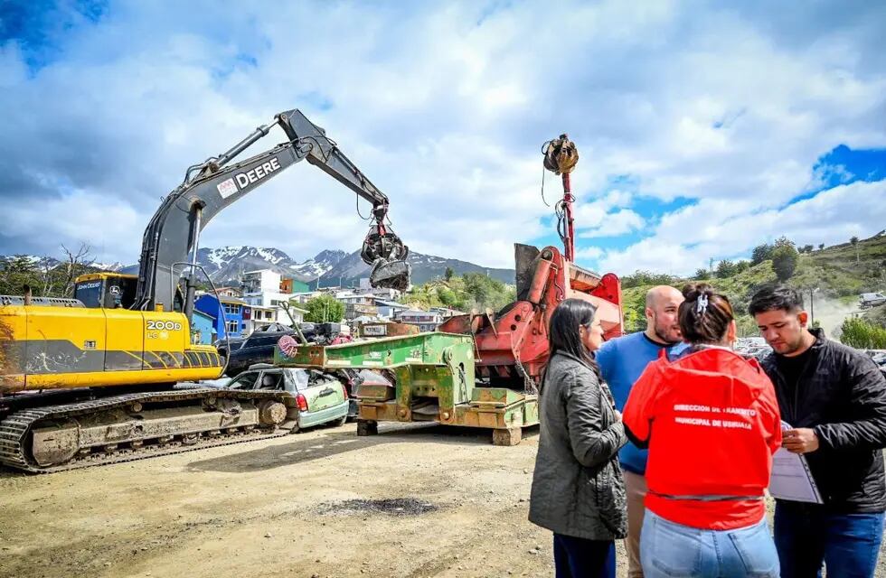 Ushuaia: compactan vehículos depositados en el playón de incautación