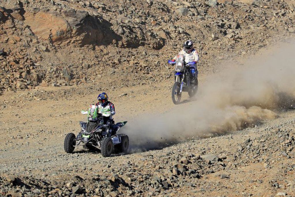 Igancio Casale (Yamaha) sobrepasa al motociclista sudafricano Taye Perry (KTM). El chileno se mantiene adelante en Quads y buscar ganar el Dakar por tercera vez.