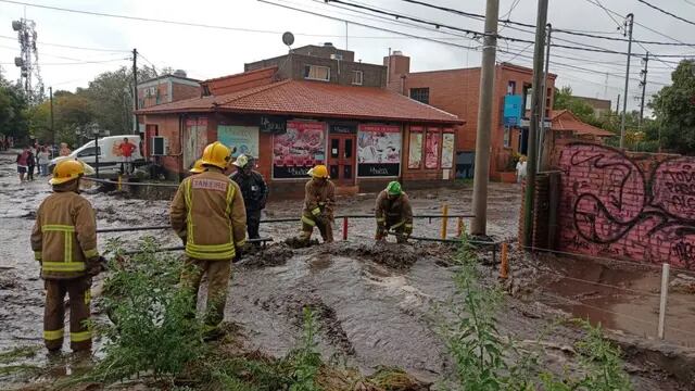 Bomberos Voluntarios trabajando para paliar las consecuencias del temporal en Merlo.