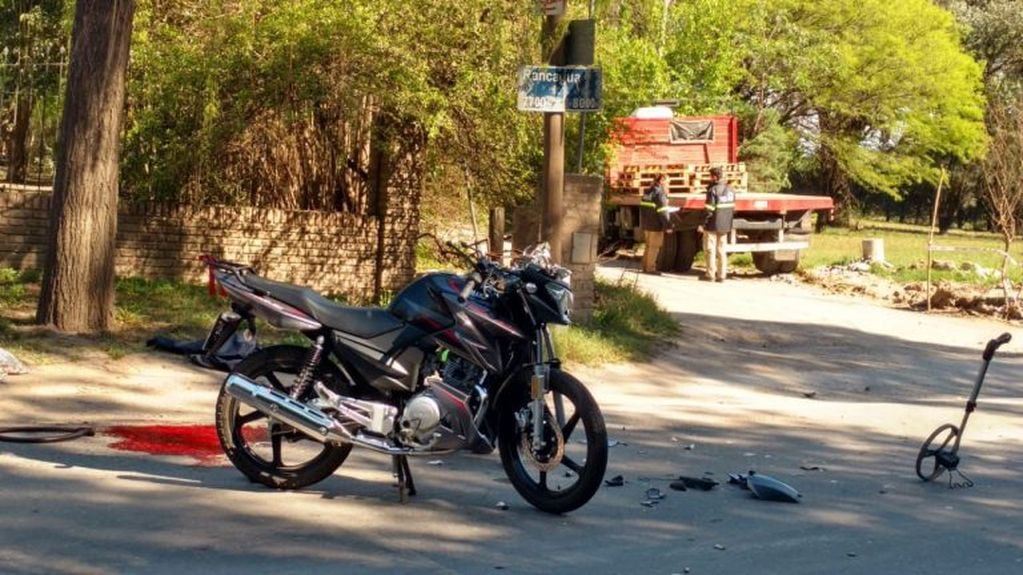 El accidente fatal en moto ocurrió en la avenida Rancagua al 7.800. Chocó de atrás contra un camión.