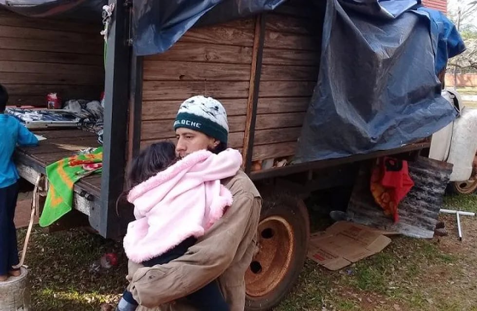Una familia fue echada de su casa y ahora viven en un camión.