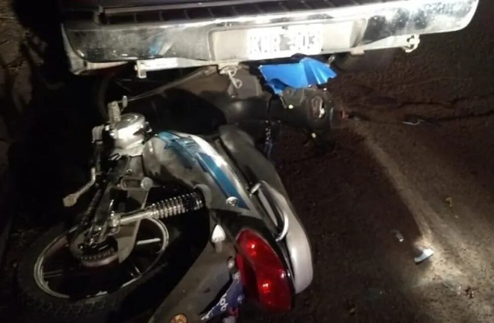 El motociclista fue hospitalizado tras embestir a una camioneta