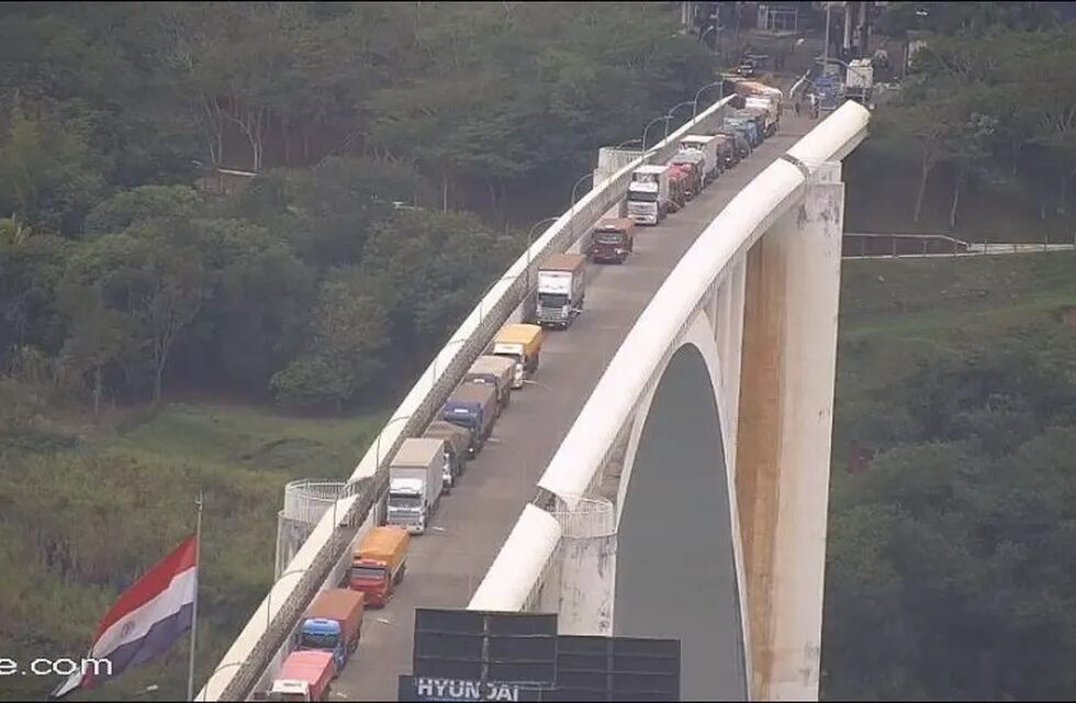 El puente de la Amistad solo está habilitado para el paso de camiones.