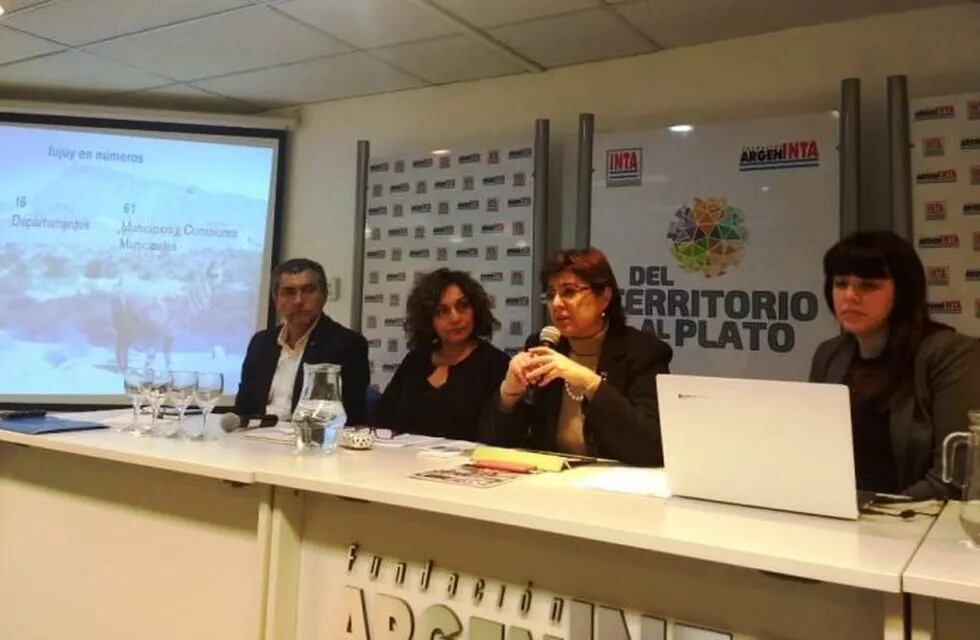 La ministra Isolda Calsina expone en la jornada de promoción de políticas de innovación descentralizada INNOV-AL