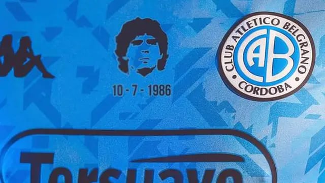 Camiseta de Belgrano homenaje a Maradona.