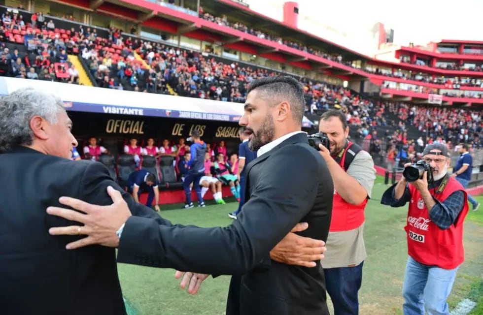Javier Gandolfi y el saludo con Pipo Gorosito, en el Colón-Talleres (José Hernandez / La Voz).