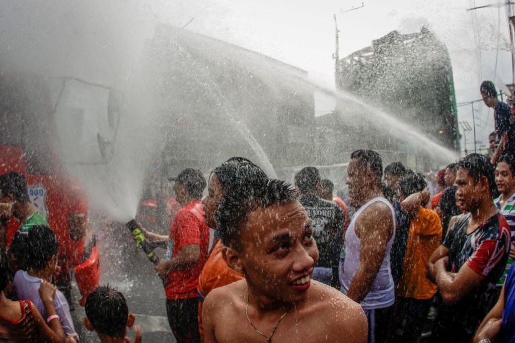 La gente se rocía con agua durante el Festival "Wattah-Wattah" celebrado en la ciudad de San Juan, al este de Manila, Filipinas en el día de la fiesta de San Juan Bautista, conocido en el catolicismo como el que bautizó a Jesucristo. (EFE/EPA/MARK R. CRISTINO)