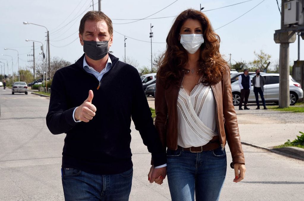 Santilli y su esposa, rumbo a votar este domingo (Foto: Télam)