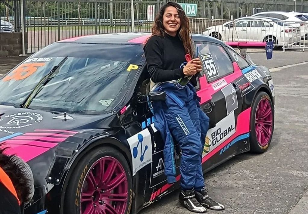 Julieta Gelvez, la piloto mendocina que hace historia en el automovilismo argentino, mostró cada detalle de su auto.