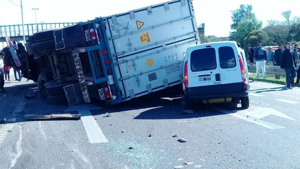 Un camión volcó en Circunvalación y Avenida del Rosario. (@pedrolevyok)