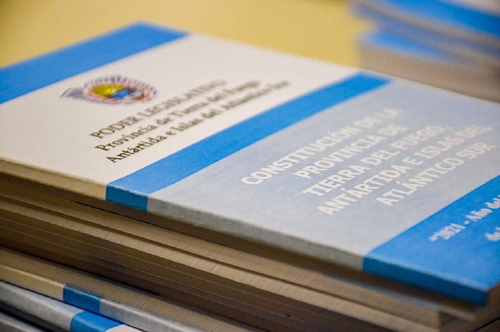 El Ministerio de Educación efectúa la entrega de Constituciones Provinciales