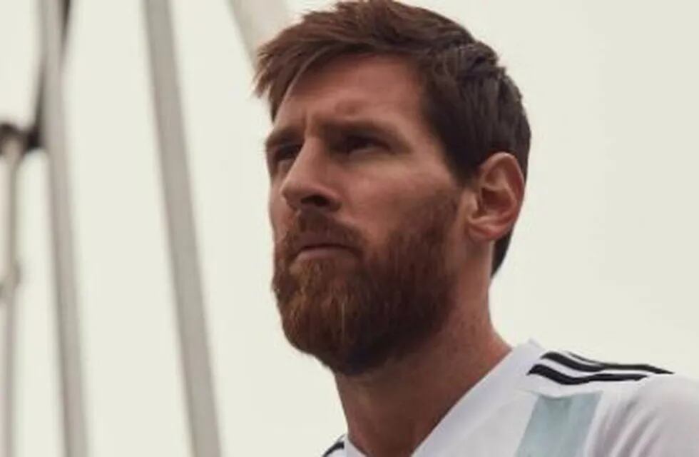 Leo Messi, ya en Rusia, posó con la nueva camiseta de la Selección Argentina.