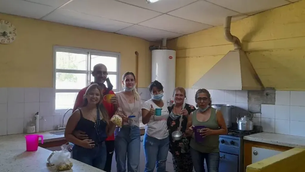 Analía Paredes seguirá haciendo donaciones a los alumnos de Balsa Las Perlas, Río Negro.