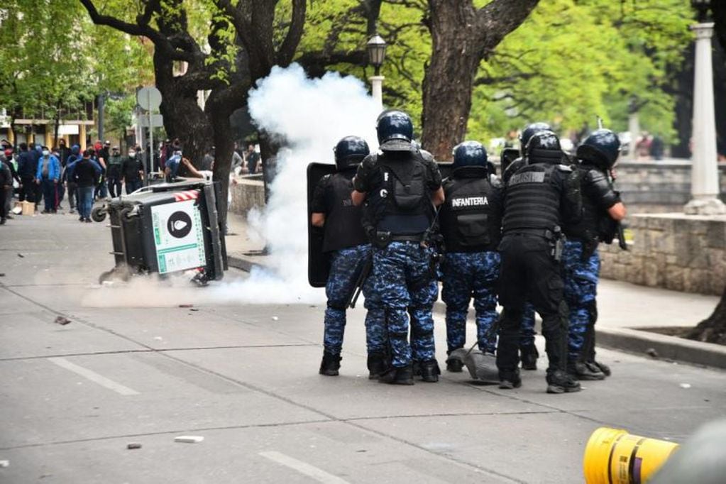 Al menos seis policías terminaron heridos y siete manifestantes detenidos. (Foto: Pedro Castillo)