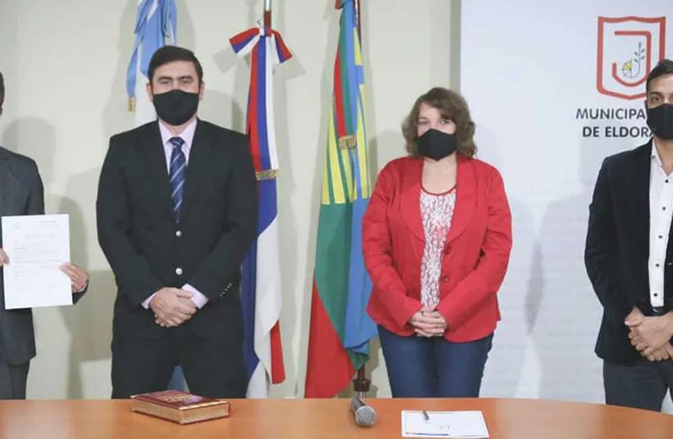 El intendente Fabio Martínez y la viceintendente Olinda Tucholke fueron los encargados de tomar juramento.