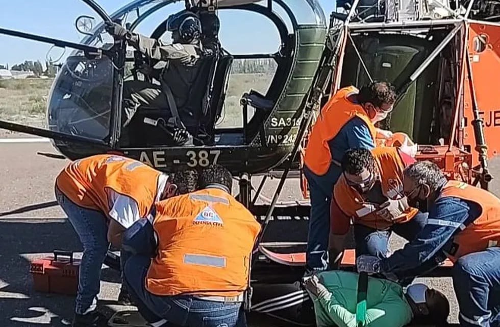 El Ejército Argentino capacitó a personal de Defensa Civil, de Bomberos y del Hospital Perrupato en el traslado de heridos en helicóptero. Gentileza MGSM