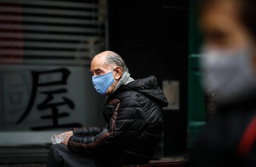Un hombre de la tercera edad usa tapabocas en el Barrio Chino de Buenos Aires. (EFE)
