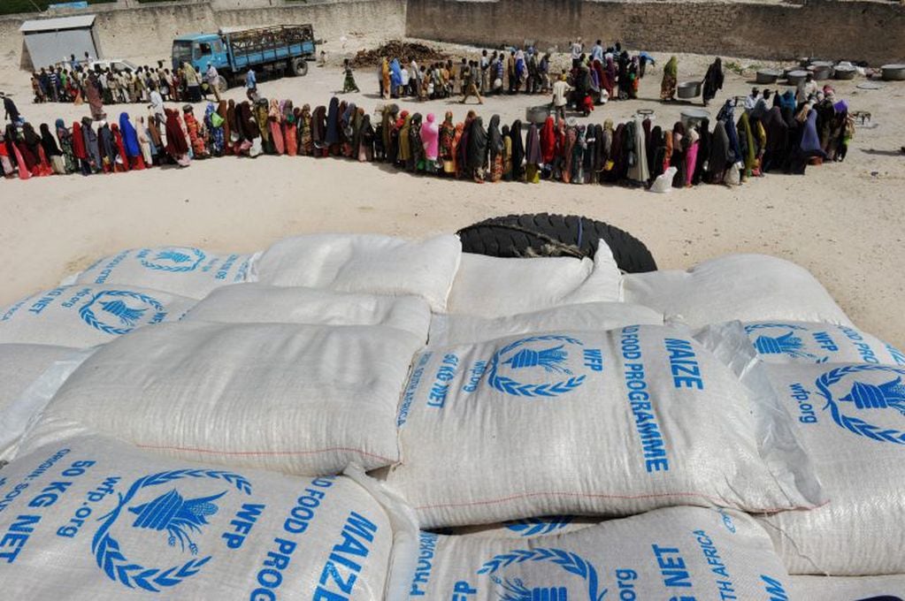 Personas asistidas por el programa de la ONU en Somalía. (AFP)